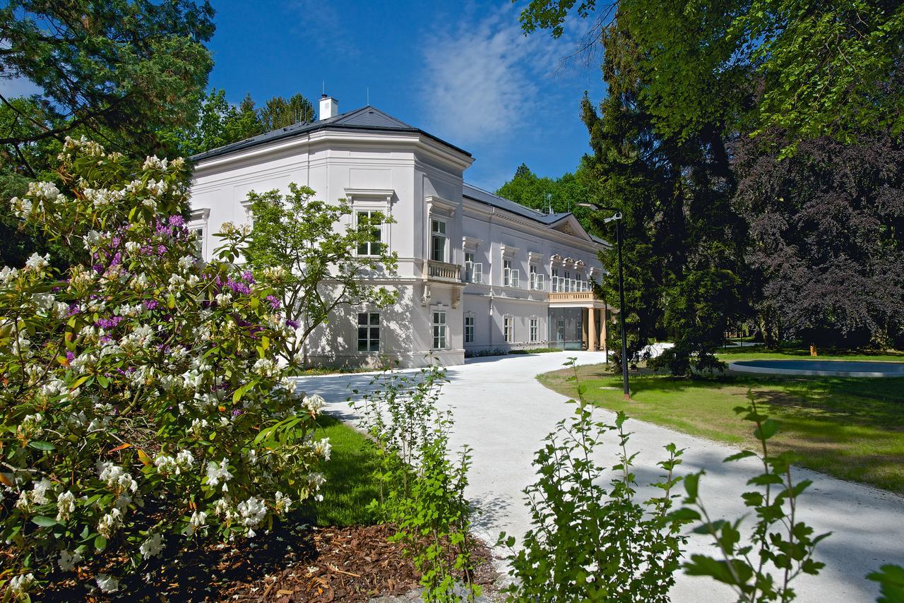 Zamek Ratmerice - Hotel & Resort Exterior photo